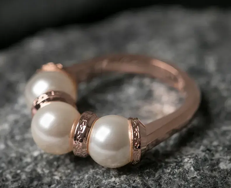 Rebecca ring with 3 pearls coated with OMEGAL 160 CDF